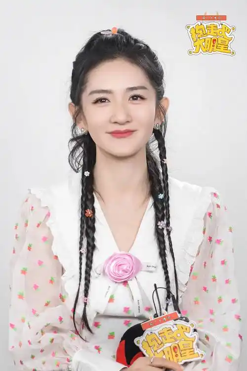 谢娜回应 " 和杨超越在船上跳舞 " 自曝曾帮工作人员追星许光汉