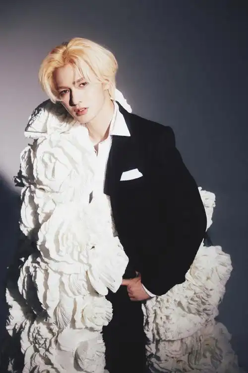 朱正廷超话·#朱正廷黑白肖像照#黑色禁欲系西装,搭配立体白玫瑰披风