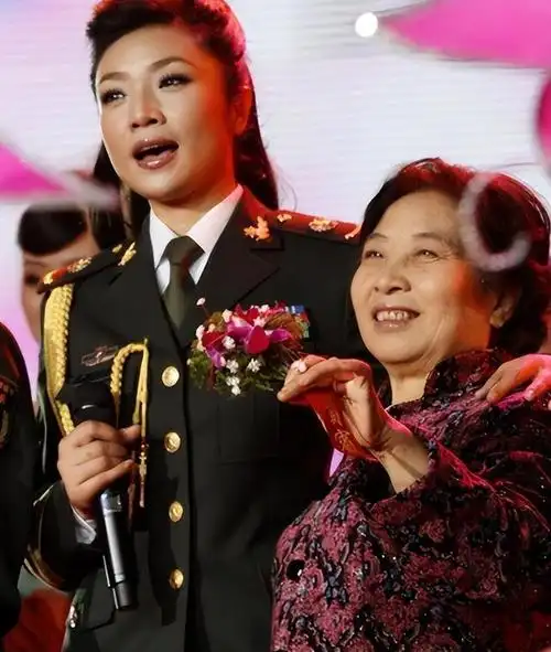 著名歌唱家李丹阳14次上春晚59岁仍未婚最大的心愿是当妈妈