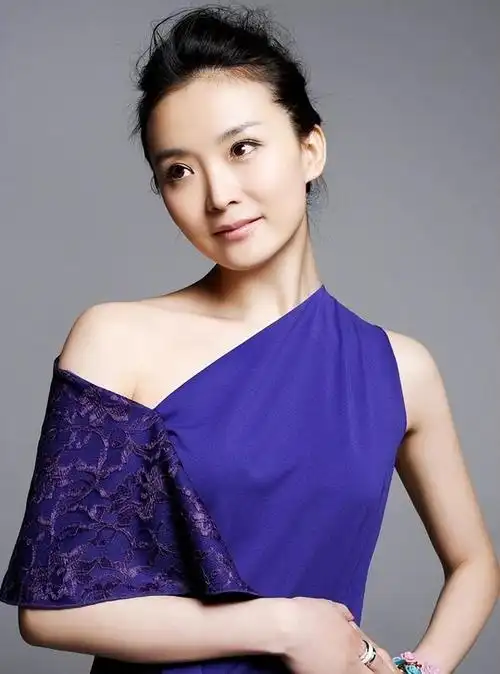 阔太王艳在2亿豪宅里跳舞,穿针织衫 半身裙,没野心的女人更惊艳