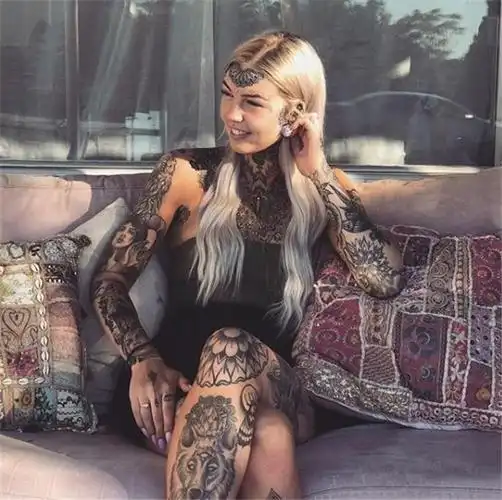 染蓝眼球割舌头全身多达50处纹身妹纸在妖魔化路上乐此不疲