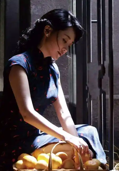 紧身衣下的细腰太抢镜,搭配短裤让人看直眼_时尚_上衣_旗袍