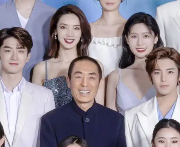 张艺谋与青年演员合影状态佳 张子枫站c位笑容甜美|张子枫|张艺谋
