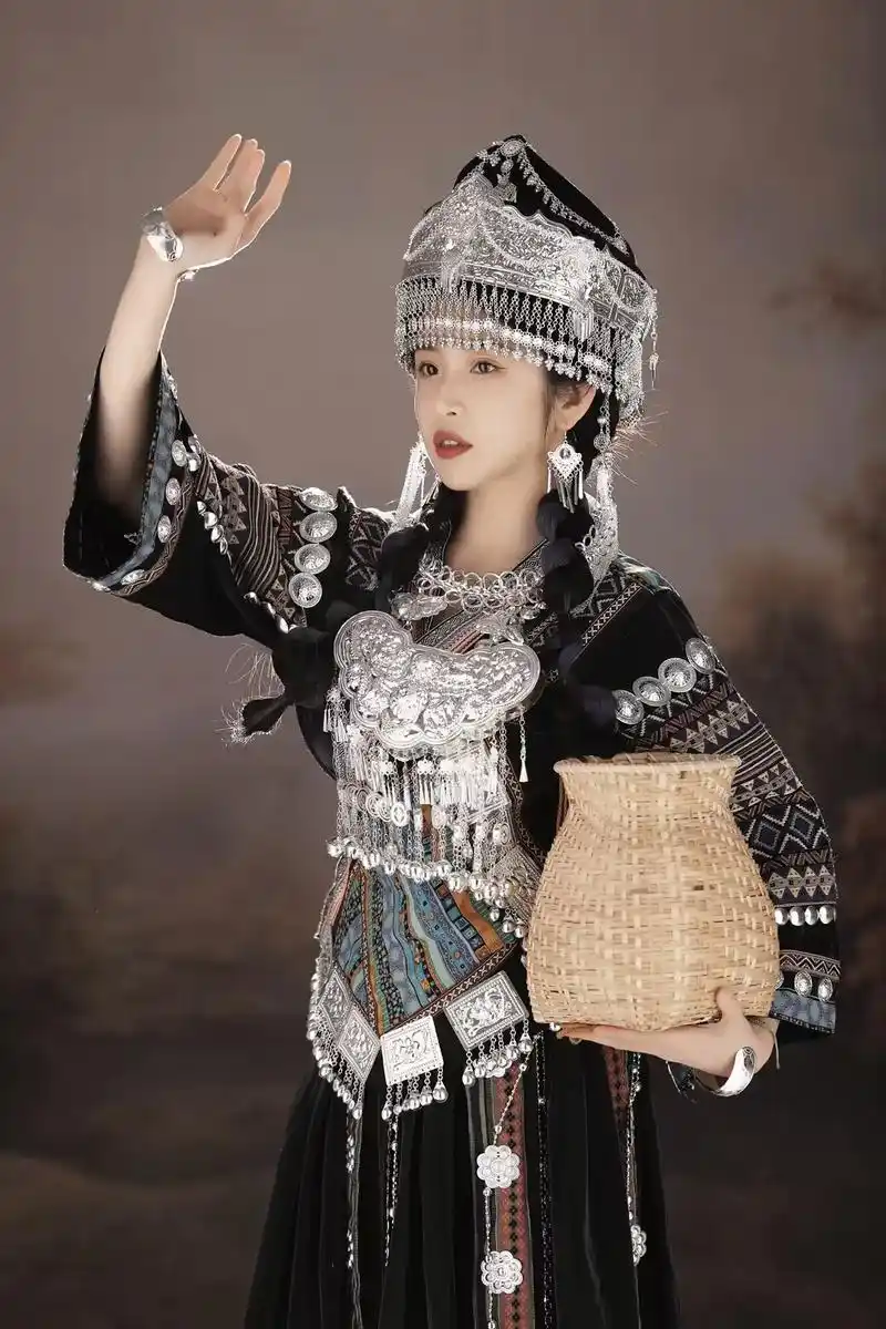 飞乐时摄影.黑色的刺绣苗族服饰 搭配精美华丽的银色饰品 走起 - 抖音