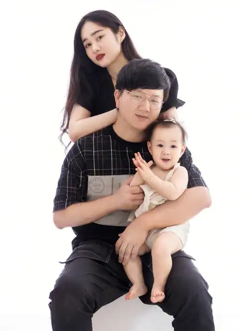 一家三口超有爱简约亲子照78女儿像爸爸71