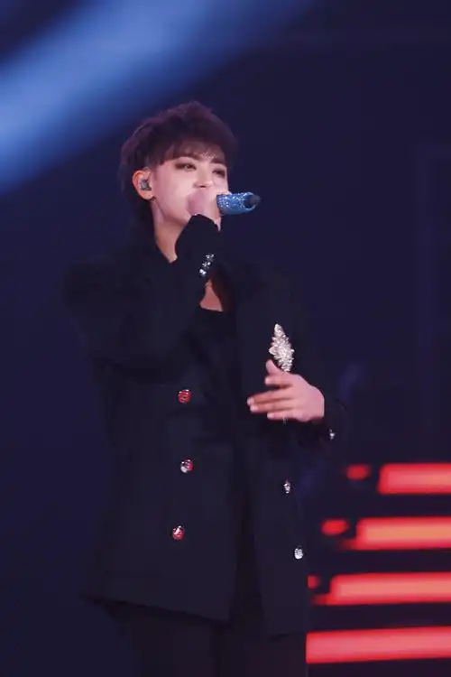 黄子韬超话2021年末倒数,照例和韬总@ace-youngkingyoungboss在舞台中