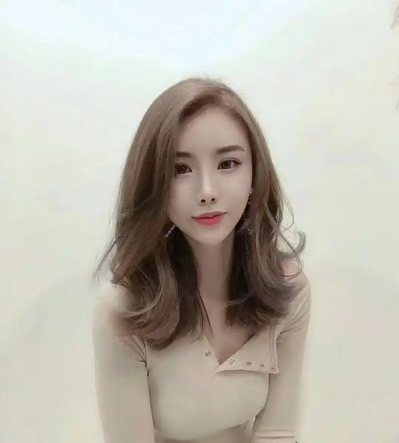 这个夏天来款可盐可甜的外翻发型吧