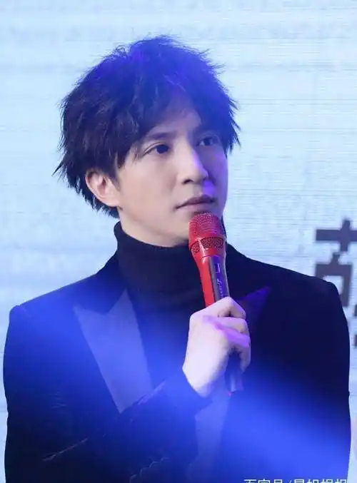 薛之谦的"薛",高磊鑫的"高"取名的,所以有网友猜测,小雪糕的大名应该