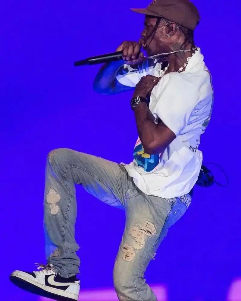 倒钩又有新配色了 昨天travisscott在炸场的同时又上脚一双不一样的