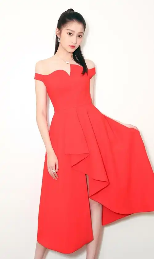 关晓彤的红裙美图,艳丽高挑,你更喜欢哪一套?