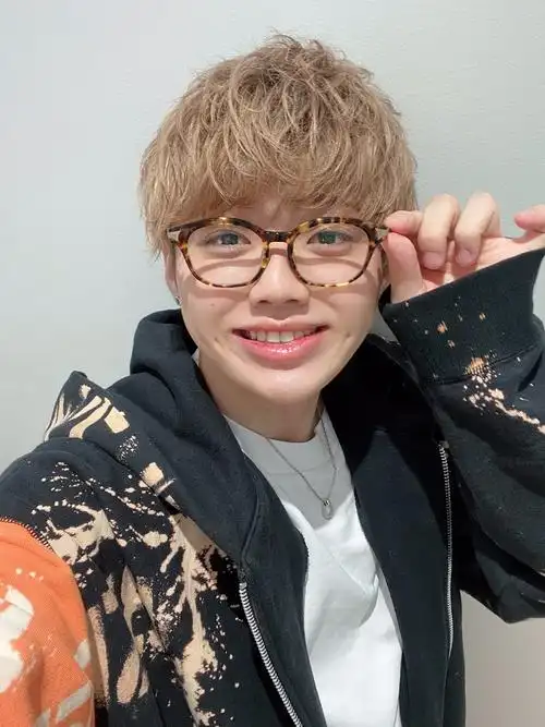 【文春相关】浜边美波绯闻男友ryuga是艾回旗下乐队成员 庆应大学商科