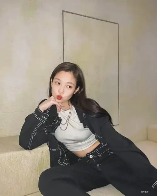 jennie最新随拍来了,一身穿牛仔套装超级帅气,又酷又飒,而且身材管理