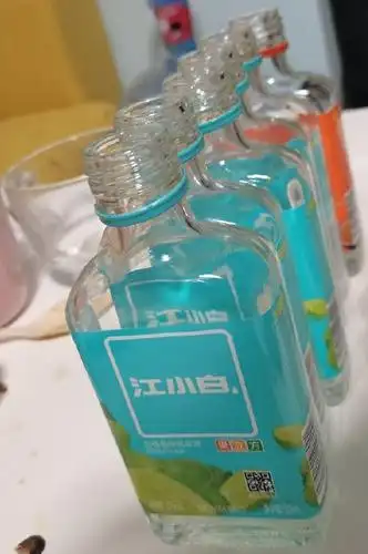 好玩又好喝江小白带给你彩虹世界