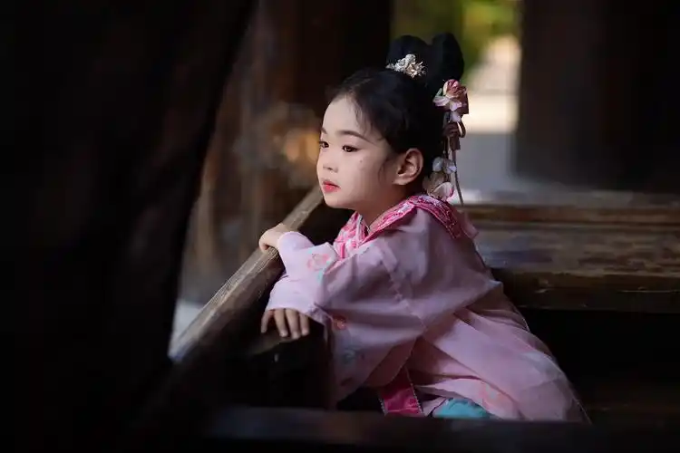 聪明伶俐的明制汉服小美女!#原创摄影 #超有镜头感的小女孩  - 抖音