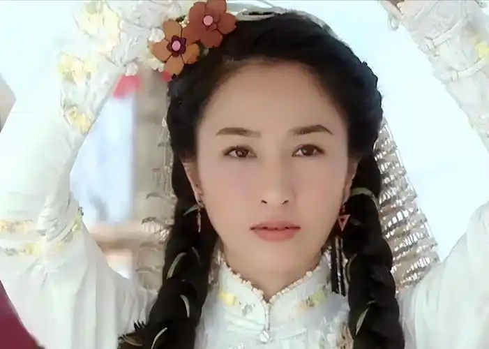 关咏荷,饰演霍青桐