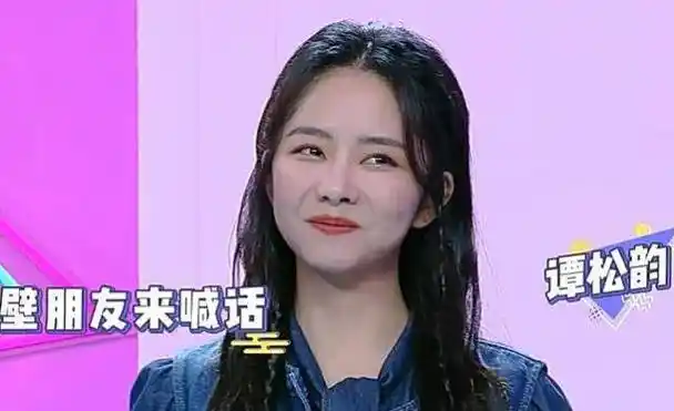 谭松韵录快本和男嘉宾穿情侣装cp感十足原相机下童颜超能打