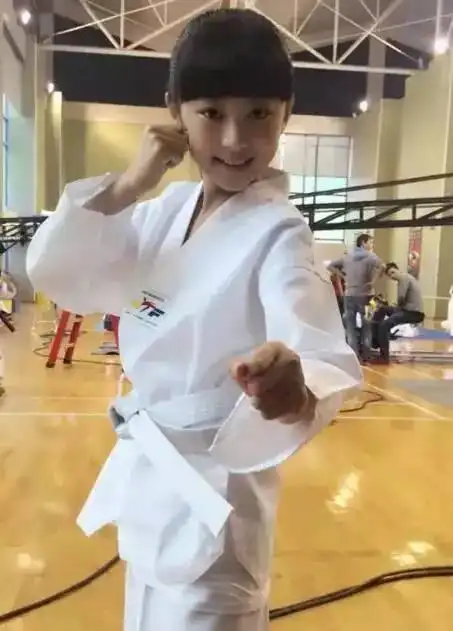 功夫喜剧龙拳小子将于8月2日踢馆上映小萝莉郝怡霖甜美来袭