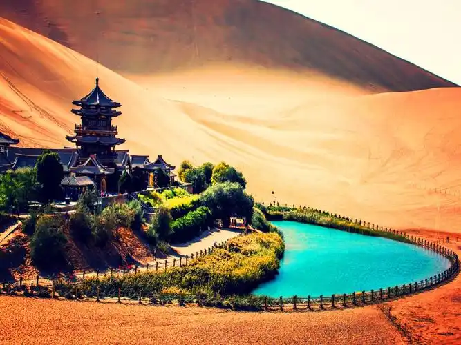 名气最大的县,与省会齐名,拥有机场,每年吸引众多中外游客前来_敦煌市