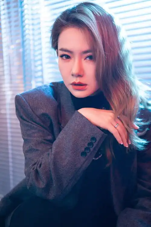 简介:戚薇摩登卷发酷感写真图片,分享一组戚薇图片给大家,图中的明星