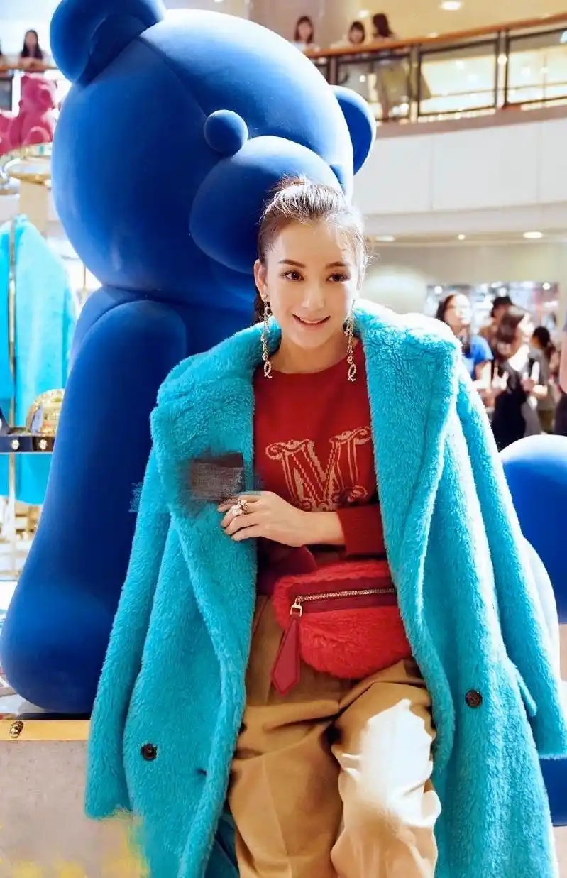 天王嫂方媛高调亮相155cm小个子挑战大衣阔腿裤阔太气质十足