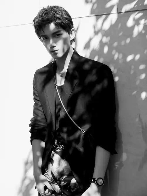 吴磊穿西装拍写真颜值优越02戴四环耳骨夹又潮又a