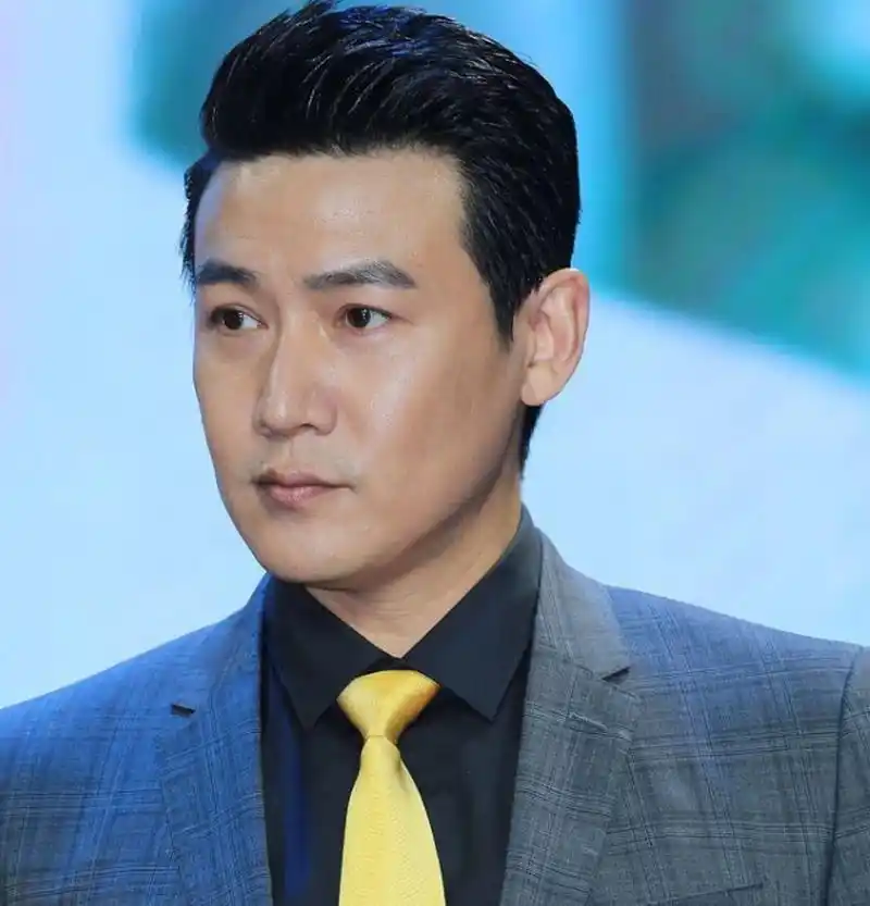 "鲍蕾:"算是情侣之间的怪癖,陆毅老是抢我的袜子闻