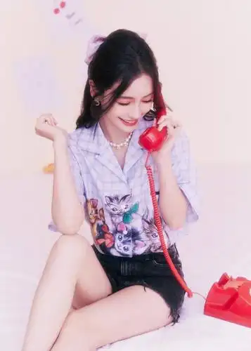 1/ 8 搜狐娱乐讯 9月8日,angelababy公开了一组最新写真,照片里的她手