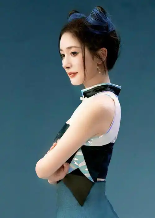 杨幂最新写真造型别致十分亮眼