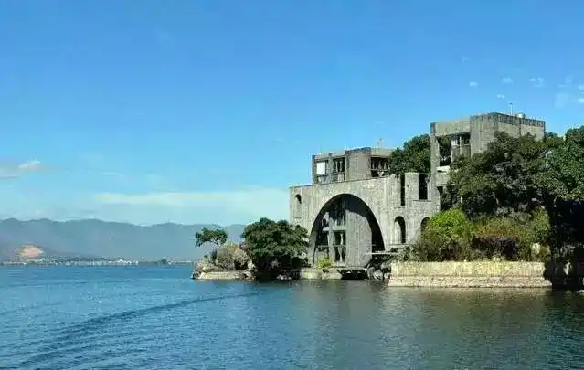 王菲赵薇云南洱海边1700万别墅被拆杨丽萍月亮宫却为何得以保留