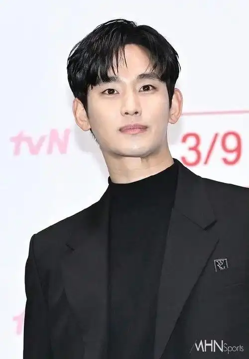 金秀贤是都敏俊吧##金秀贤全黑西装