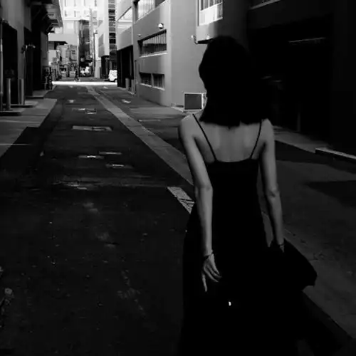 伤感黑白头像图片女