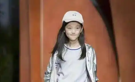 嘴唇疤痕全消失,身穿吊带气场强大,特像王菲_李亚鹏_女儿_照片