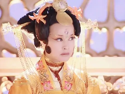 王母娘娘,由刘晓庆饰演,出自电视剧《宝莲灯》