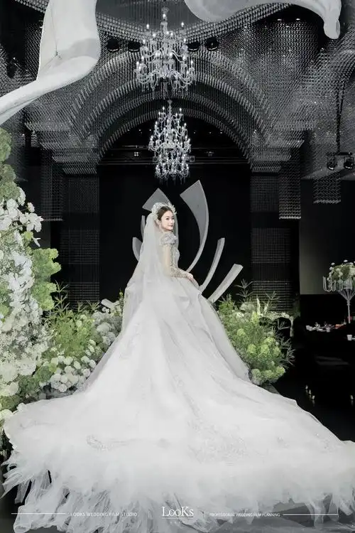 #婚纱 #婚纱👰 #模特 把男模的机会我留给了南哥 - 抖音