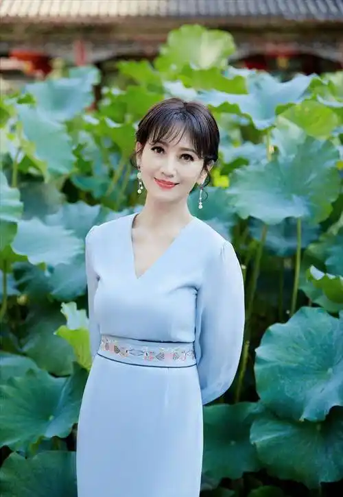 68岁赵雅芝近照曝光,撑油纸伞与荷花比美,不老容颜气质宜人!