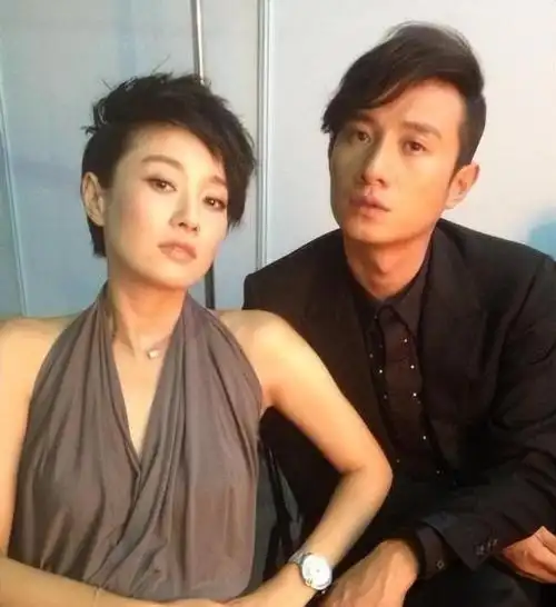 马伊琍女儿父亲节晒照,和老爸文章难得同框,父女歪头