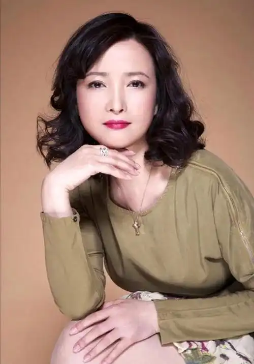 何晴:气质优雅!__财经头条