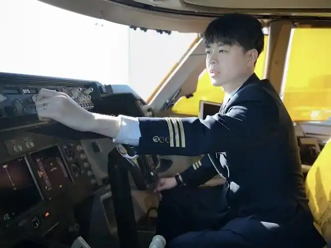 国航飞行总队全能飞行员的日常:客机货机联动飞!_四大队