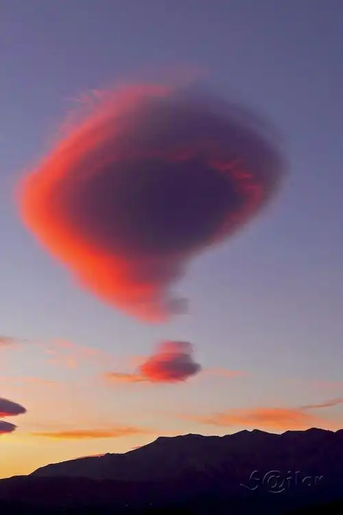 感叹号形状的火烧云 ~ [威武] 气象奇观!