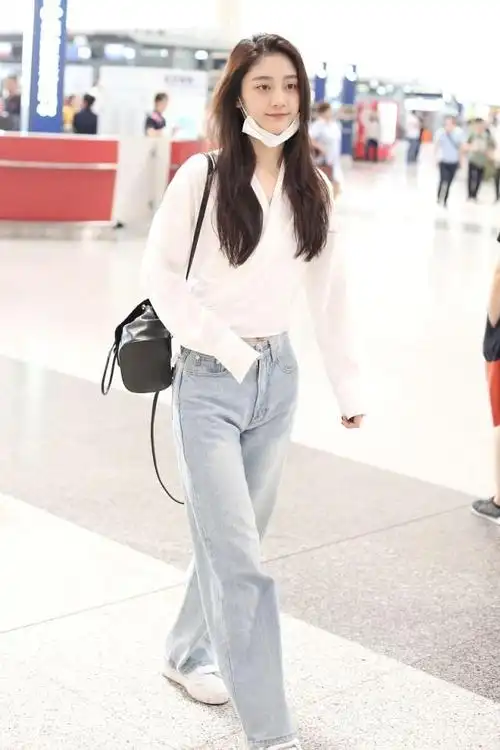 戚砚笛街拍:白色围裹衬衣搭配牛仔裤 chanel双肩包清纯少女