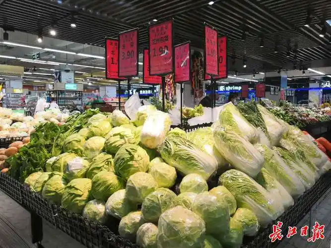 限价菜发售第一天商超货架满满市民满载而归