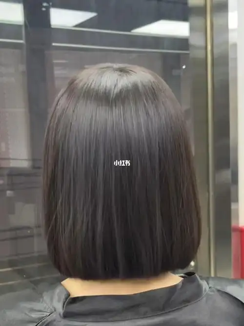 不容易掉黄的黑茶色搭配2022流行短发一刀切