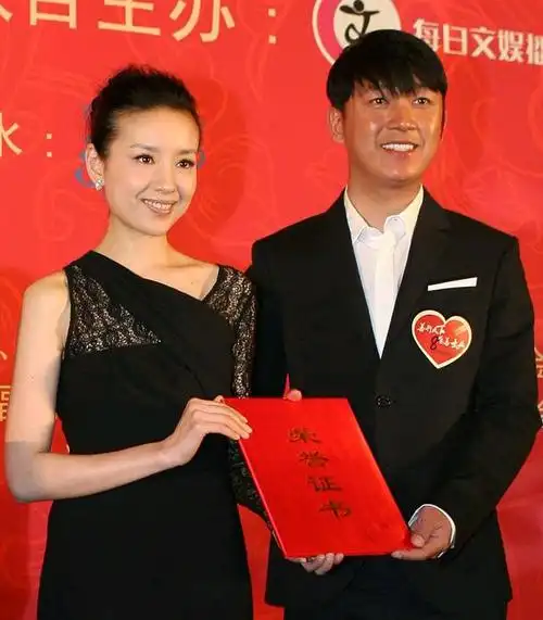 洪世贤和林品如的结婚照,剧组竟然用潘粤明和董洁的结婚照p的