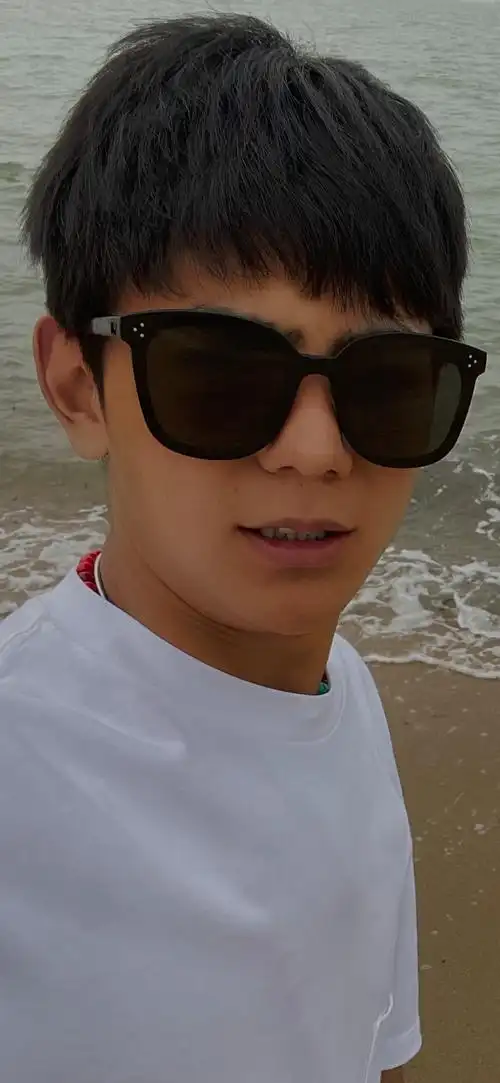 欣赏丁真直男自拍的标准姿势.