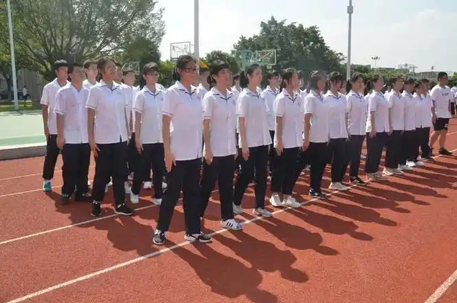 各地中学校服大盘点,这几所真好看!__财经头条