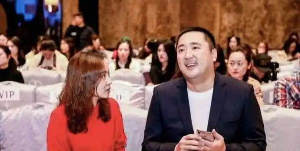 曾黎王子鸣恋情稳定!电动车载爱回家,网友:这个羽绒服绝了!