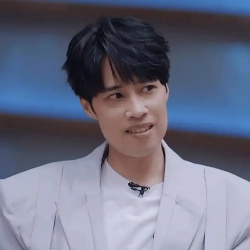 近日,歌手tank一身休闲西装造型现身节目,并首次回应了十年来鲜少登上