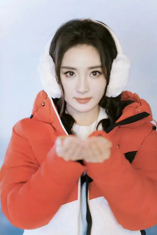 杨幂毛绒耳罩##杨幂雪景氛围感#杨幂你真的好可爱你知道吗!