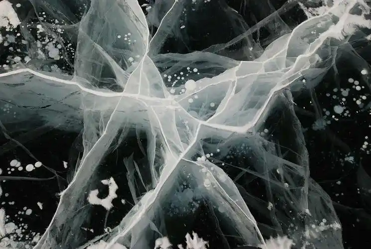 各式各样的冰裂纹非常漂亮,拍不够,不想离开