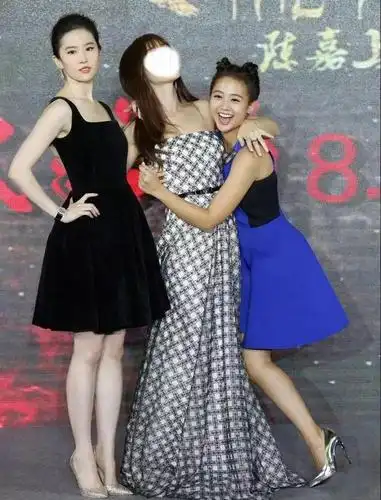 虽然鬼鬼也很俏皮可爱,但是在这张合照里小美的眼睛却在肤如凝脂的刘